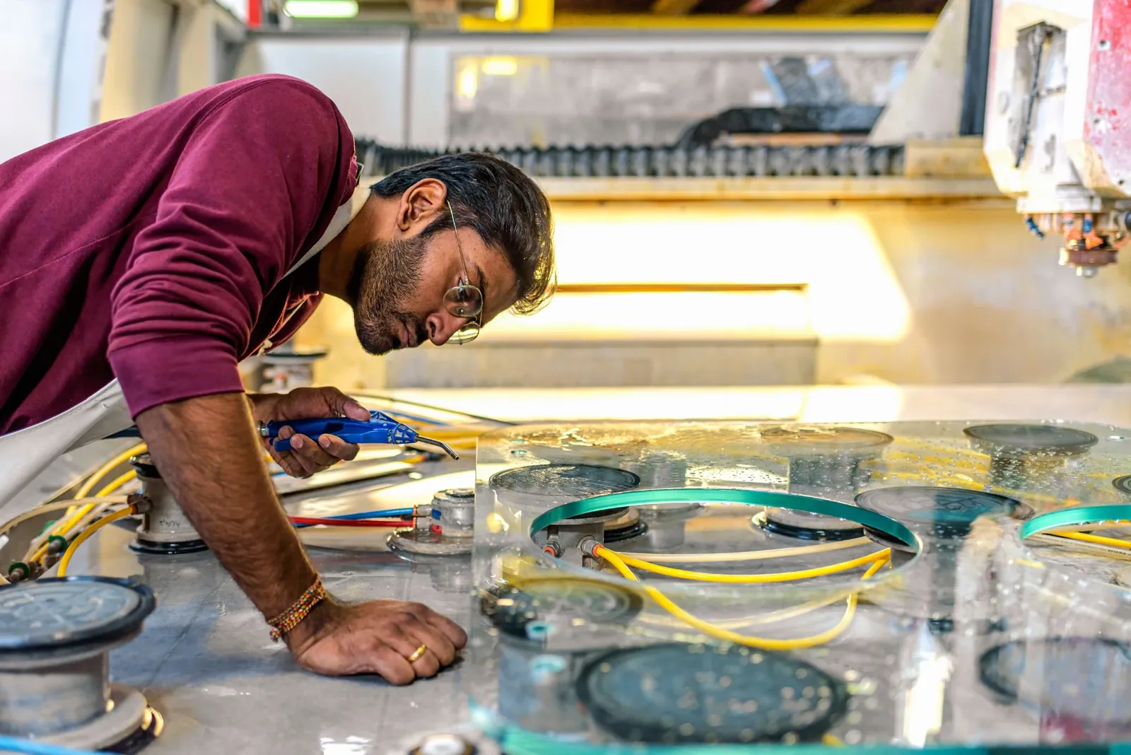 Glas auf dem CNC-Tisch